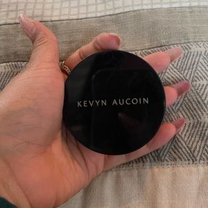 Kevin Aucoin Foundation shade Light FB03 w/ brush